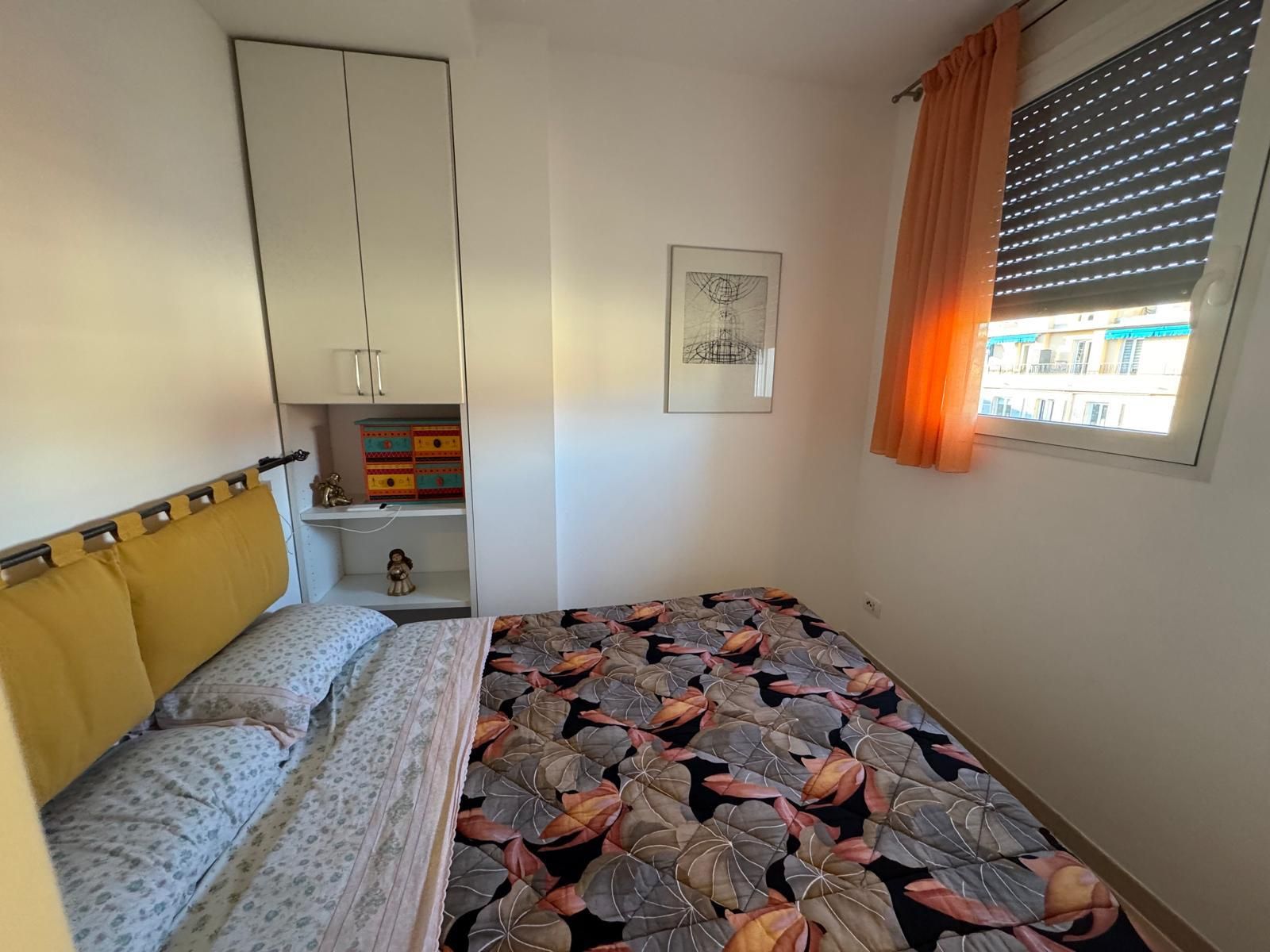 Chambre lumineuse avec rangements
