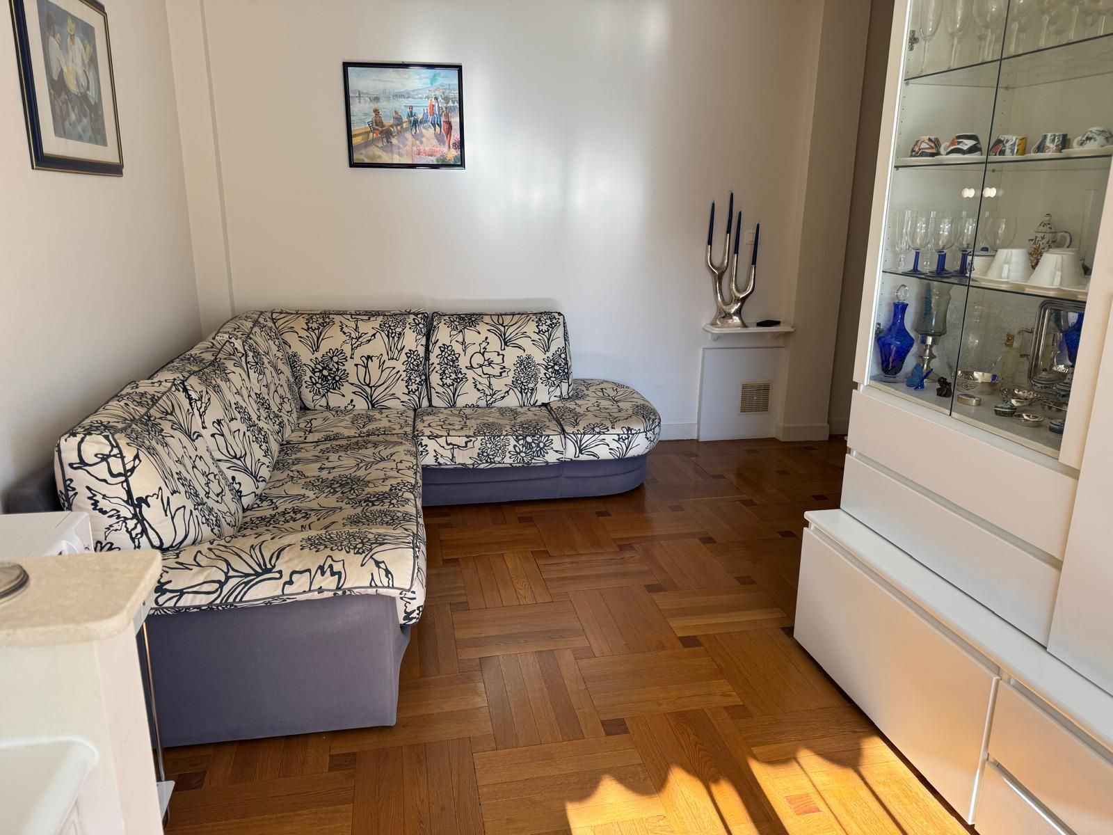 Salon avec canapé et vitrine