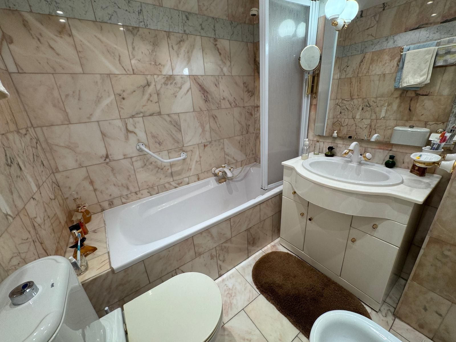 Salle de bains en marbre avec baignoire