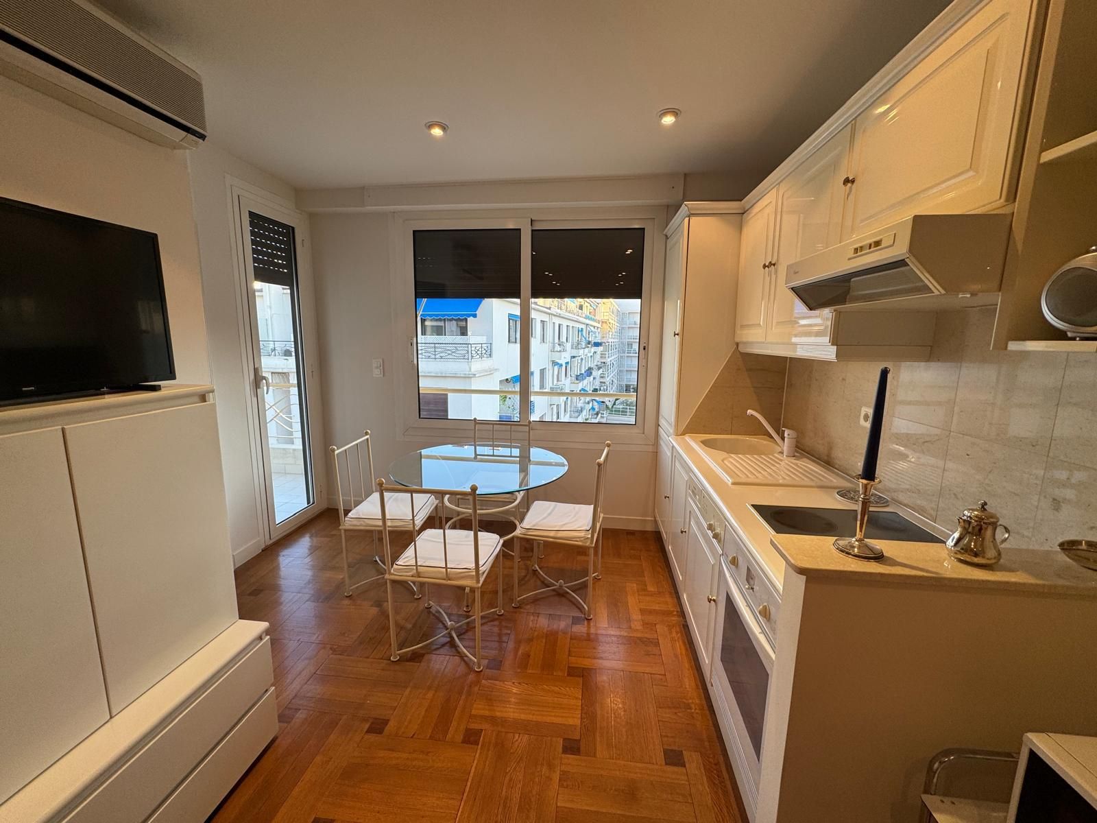 Séjour avec coin repas et cuisine, parquet en chevrons