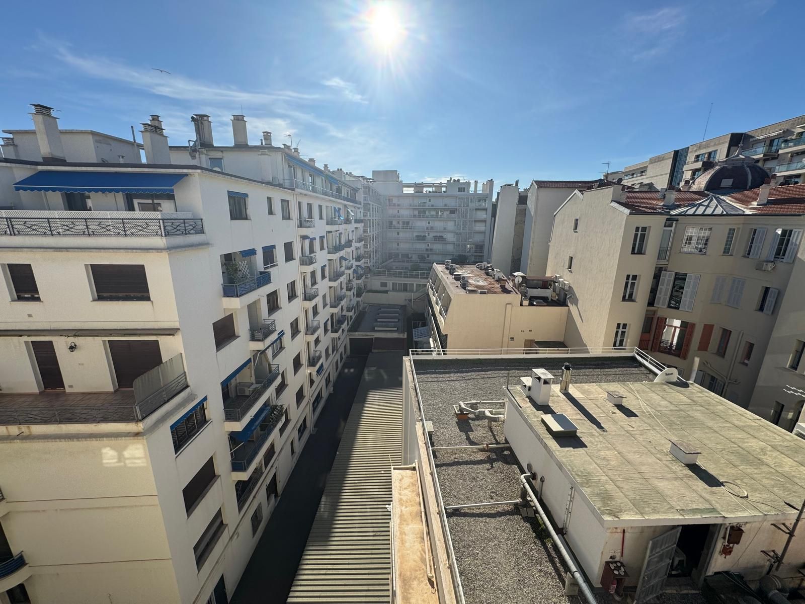 Vue dégagée sur les toits du Carré d'Or depuis le dernier étage